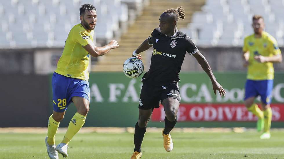 O jogador do Casa Pia, Saviour Godwin (D), disputa a posse da bola com Tiago Esgaio do Arouca, durante o jogo da Primeira Liga de Futebol realizado no Estádio do Jamor em Oeiras, 4 de setembro de 2022. ANTÓNIO COTRIM/LUSA