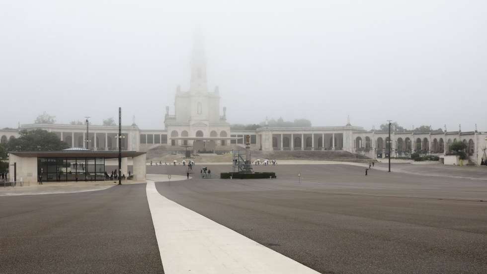 O santuário de Fátima vazio durante as celebrações religiosas da Peregrinação Internacional Aniversária de maio, que este ano é celebrada sem a presença física de peregrinos devido à covid-19, na Basílica de Nossa Senhora do Rosário de Fátima, em Fátima, Ourém, 13 de maio de 2020. PAULO NOVAIS/LUSA