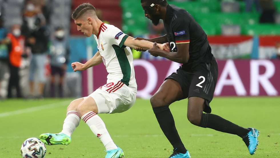 epa09297123 Roland Sallai of Hungary in action against Antonio Ruediger (R) of Germany during the UEFA EURO 2020 group F preliminary round soccer match between Germany and Hungary in Munich, Germany, 23 June 2021.  EPA/Kai Pfaffenbach / POOL (RESTRICTIONS: For editorial news reporting purposes only. Images must appear as still images and must not emulate match action video footage. Photographs published in online publications shall have an interval of at least 20 seconds between the posting.)