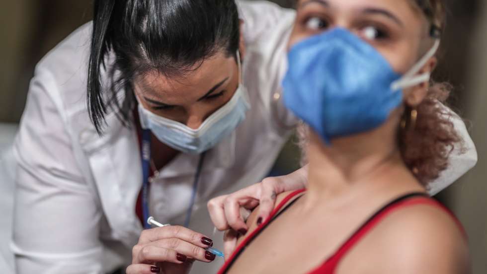 epa09419423 A person receives a dose of the covid-19 vaccine, at the Tiradentes Palace, former headquarters of the Legislative Assembly, in Rio de Janeiro, Brazil, 18 August 2021. Brazil once again registered more than 1,000 deaths in a single day associated with the coronavirus, but it maintains the slowdown of the pandemic evidenced in recent weeks with the lowest averages of the year, while the vaccination of the population advances, according to the figures released by the Ministry of Health.  EPA/ANDRE COELHO