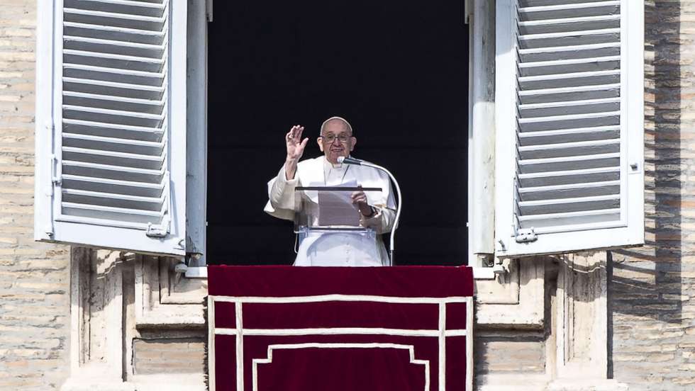 epa10422546 Pope Francis stands in a window of his rooms at the Apostolic Palace as he leads the Angelus, the traditional Sunday's prayer, for the faithful in St. Peter's Square, Vatican City, 22 January 2023.  EPA/ANGELO CARCONI  HANDOUT EDITORIAL USE ONLY/NO SALES