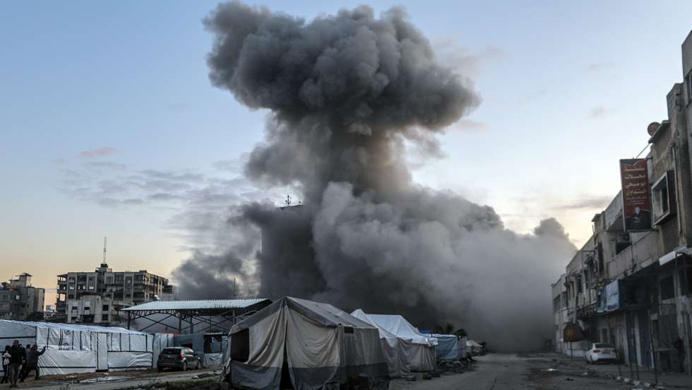 epa11981773 Smoke rises following an Israeli air strike in Gaza City, 22 March 2025. Israeli forces resumed airstrikes on Gaza on 18 March, ending a ceasefire that had been in place since 19 January.  EPA/MOHAMMED SABER