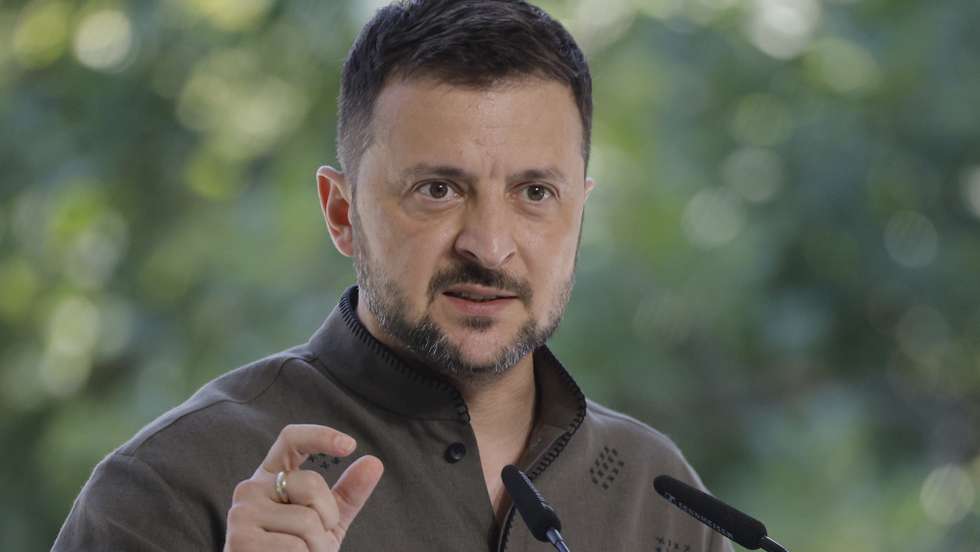 epa11562816 Ukrainian President Volodymyr Zelensky addresses a joint prss conference with Polish President Andrzej Duda and Lithuanian Prime Minister Ingrida Simonyte (not pictured) in Kyiv, Ukraine, 24 August 2024. Duda and Simonyte arrived in Kyiv to meet with top Ukrainian officials as Ukraine marks its declaration of independence of 1991.  EPA/SERGEY DOLZHENKO 60945