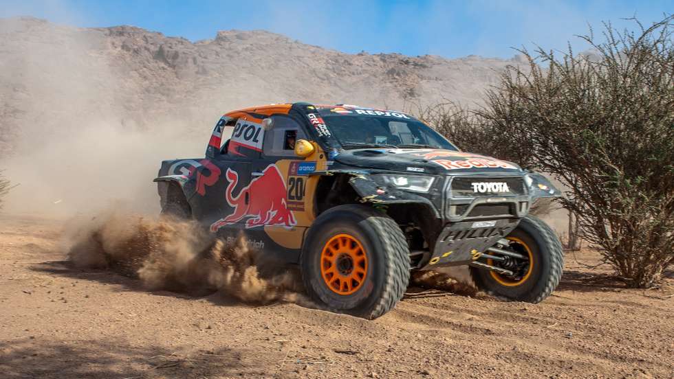 epa11805980 American driver Seth Quintero and German co-driver Dennis Zenz drive their Toyota GR DKR Hilux for Toyota Gazoo Racing during the first stage of the 2025 Dakar Rally, in Bisha, Saudi Arabia, 04 January 2025.  EPA/Coen Schluter