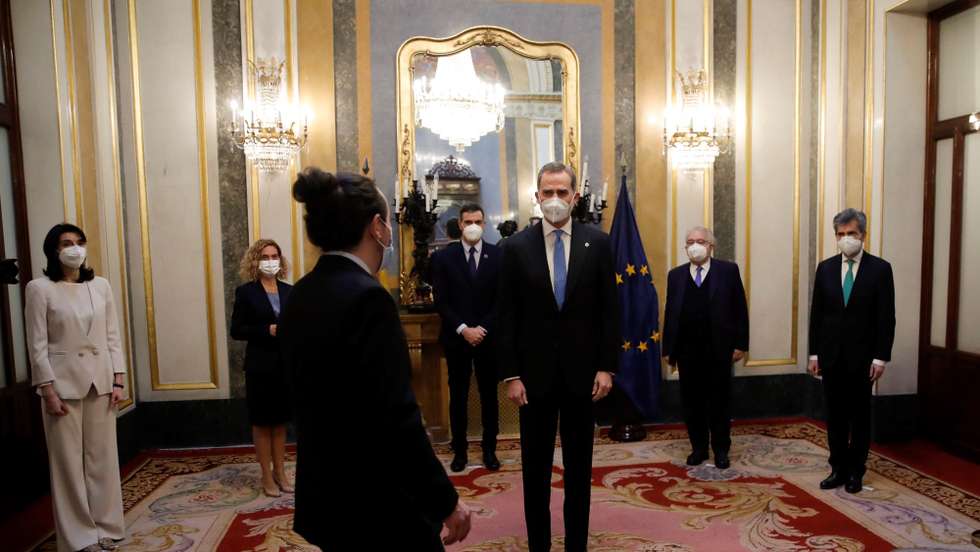 epa09031283 King Felipe VI (C) greets Second Deputy Prime Minister, Pablo Iglesias, during the ceremony held at the Lower House in Madrid, Spain, 23 February 2021, on occasion of the 40th anniversary of the coup d'etat attempt on 23 February 1981 by lieutenant-colonel Antonio Tejero with another 200 armed Civil Guard members during the vote to elect the new Prime Minister.  EPA/Juan Carlos Hidalgo