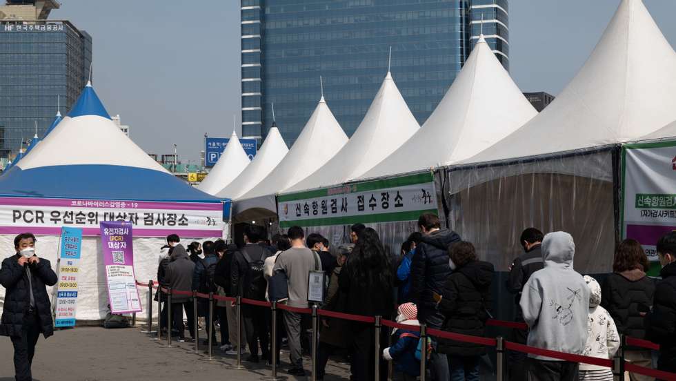 Pessoas em fila para serem testada na Coreia do Sul