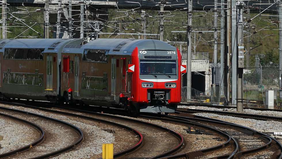 Chegada à estação de Campolide de um comboio da CP de dois andares após reabilitação no Entroncamento, Lisboa, 16 de março de 2021. (ACOMPANHA TEXTO DE 17/03/2021)  MANUEL DE ALMEIDA/LUSA