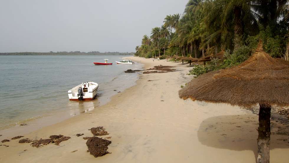 Continuam a chegar à Guiné-Bissau há vários anos turistas franceses para se isolarem do mundo no arquipélago dos Bijagós, um paraíso perdido onde empresários franceses têm estado a investir com a construção de unidades hoteleiras, 20 de Setembro de 2009. (ACOMPANHA TEXTO)  MARIZA SERAFIM/LUSA