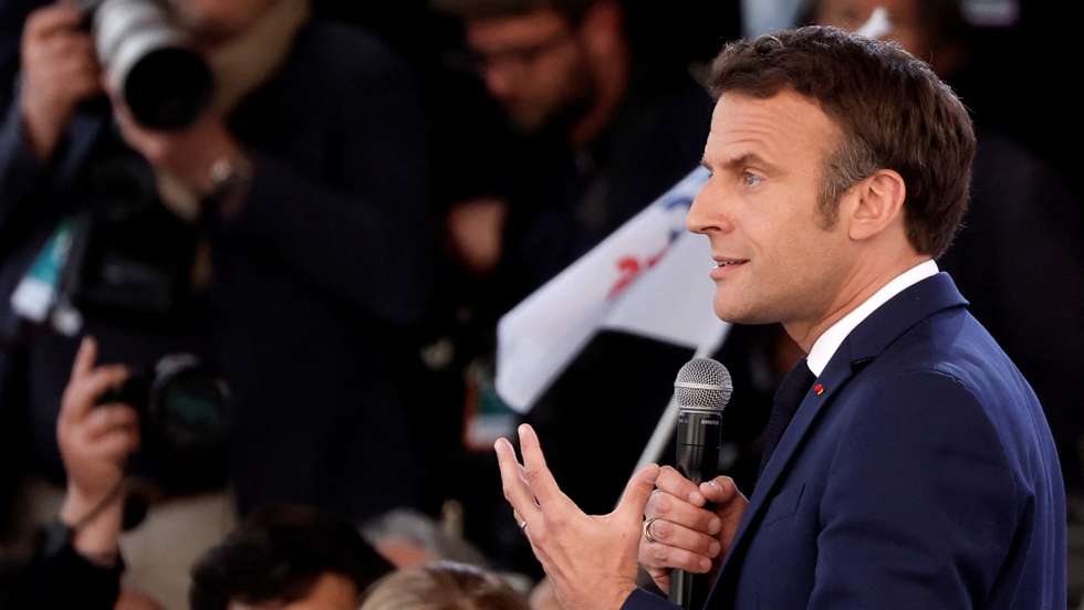 epa09902768 French President Emmanuel Macron, candidate for his re-election in the 2022 French presidential election, delivers a speech during a campaign rally in Figeac on the last day of campaigning, ahead of the second round of the presidential election, France, 22 April 2022.  EPA/BENOIT TESSIER / POOL  MAXPPP OUT