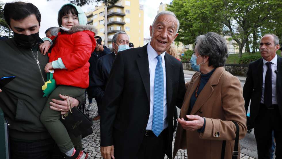 O Presidente da República, Marcelo Rebelo de Sousa (C), à chegada à Santa Casa da Misericórdia de São João da Madeira, 23 de abril de 2022. ESTELA SILVA/LUSA