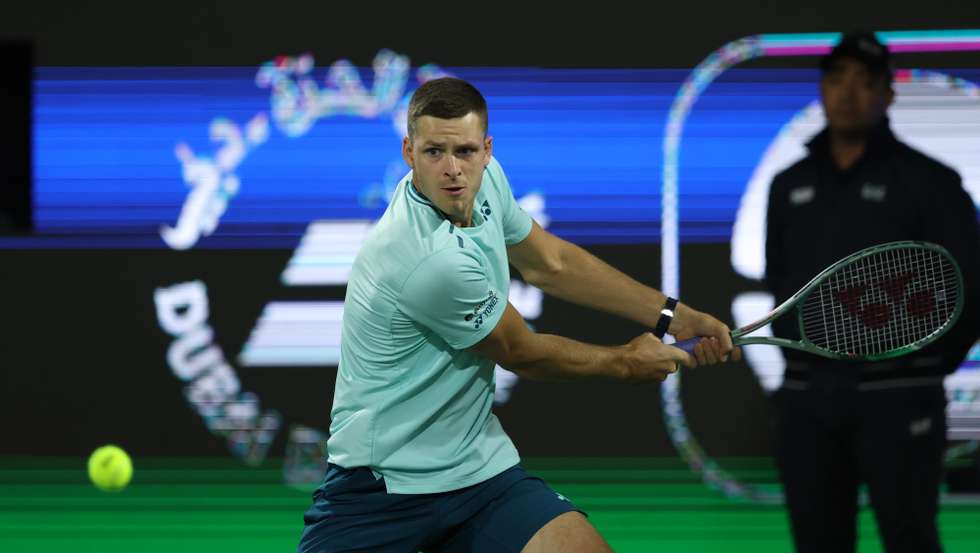 epa11183463 Hubert Hurkacz of Poland in action against Jan-Lennard Struff of Germany during their first round match at the Dubai Duty Free Tennis ATP Championships 2024 in Dubai, United Arab Emirates, 26 February 2024.  EPA/ALI HAIDER