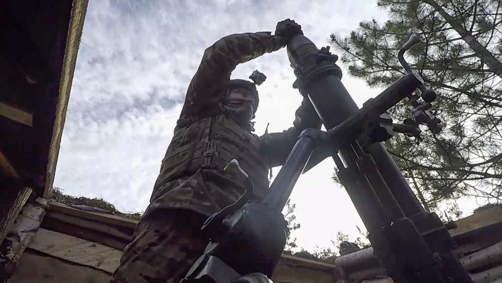 epa11730719 A still image taken from a handout video provided 20 November 2024 by the Russian Defence ministry press-service shows combat work of mortar units of the Russian Airborne Forces towards Ukrainian positions on the right bank of the Dnieper in the Zaporizhia region at an undisclosed location.  EPA/RUSSIAN DEFENCE MINISTRY PRESS SERVICE/HANDOUT HANDOUT HANDOUT EDITORIAL USE ONLY/NO SALESHANDOUT EDITORIAL USE ONLY/NO SALES