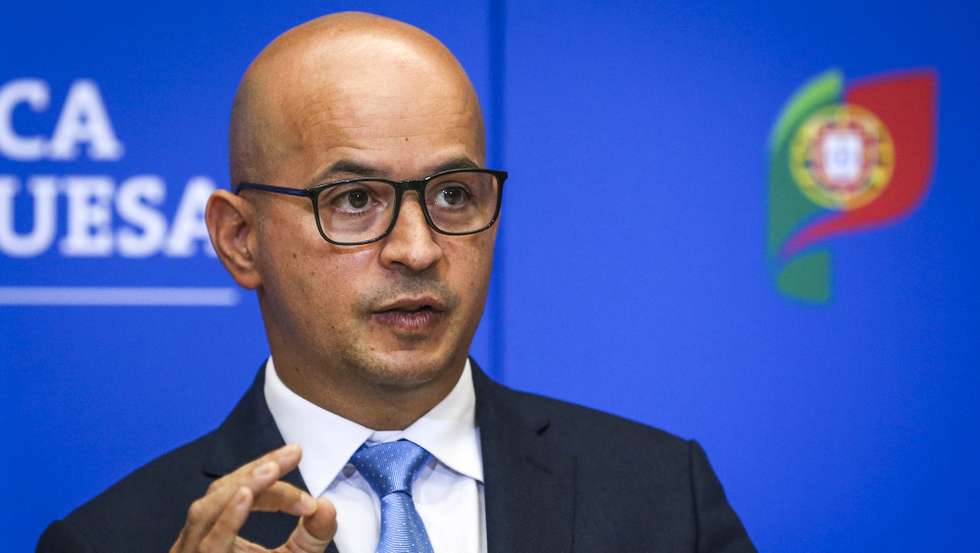 O ministro das Finanças, João Leão, discursa durante a cerimonia de apresentação do novo presidente do Conselho de Administração da Comissão de Mercado de Valores Mobiliários (CMVM), Gabriel Bernardino (AUSENTE DA IMAGEM), no Ministério das Finanças, em Lisboa, 15 de novembro de 2021. RODRIGO ANTUNES/LUSA