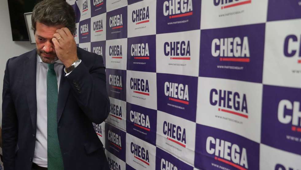 O presidente do Chega, André Ventura, fala durante uma conferência de imprensa sobre acordos autárquicos e de governação local entre o partido e outras forças políticas, na sequência dos resultados eleitorais, na sede do partido em Lisboa, 29 de setembro de 2021. TIAGO PETINGA/LUSA