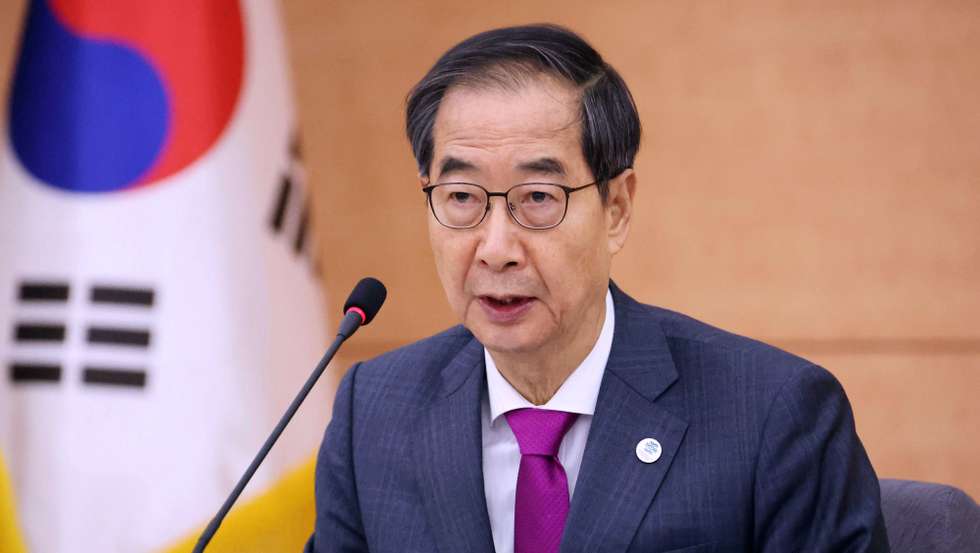 epa10326524 Prime Minister Han Duck-soo presides over a meeting of the civilian-government task force on air pollution, at the government complex in Seoul, South Korea, 25 November 2022. In November Seoul registered high atmospheric levels of PM2.5, harmful particles smaller than 2.5 microns in diameter.  EPA/YONHAP SOUTH KOREA OUT