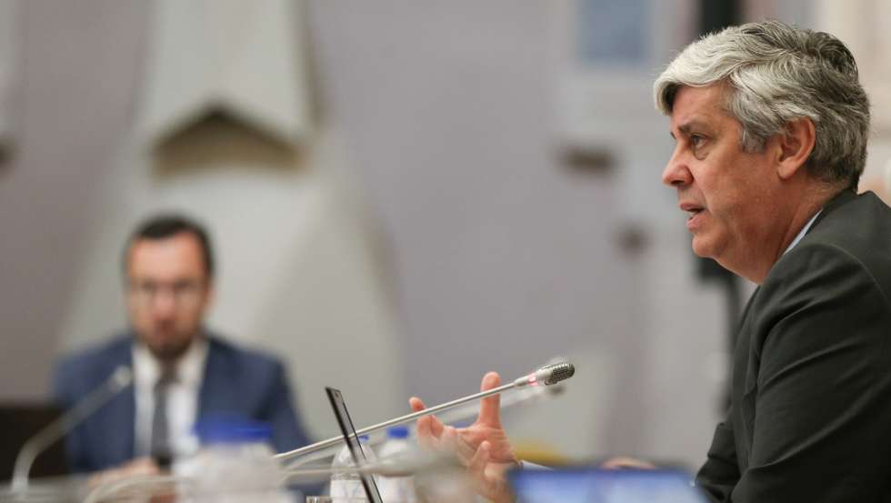 O governador do Banco de Portugal (BdP), Mário Centeno (R), durante a apresentação do relatório do conselho de administração de Aividade e Contas relativo a 2020, na Nave do Museu do Dinheiro do BdP, em Lisboa, 13 de maio de 2021. MANUEL DE ALMEIDA/LUSA