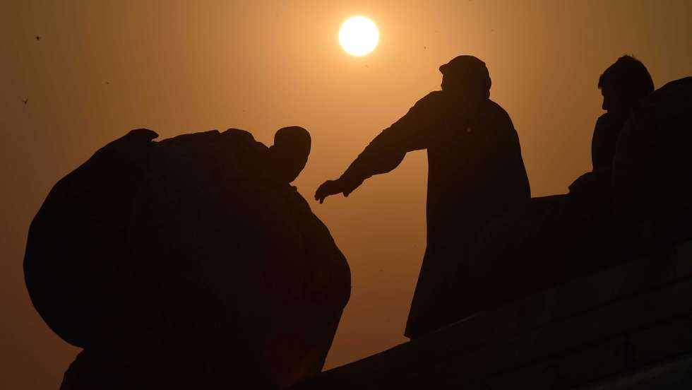 Mais de 165 mil migrantes afegãos deixam Paquistão para regressar a casa