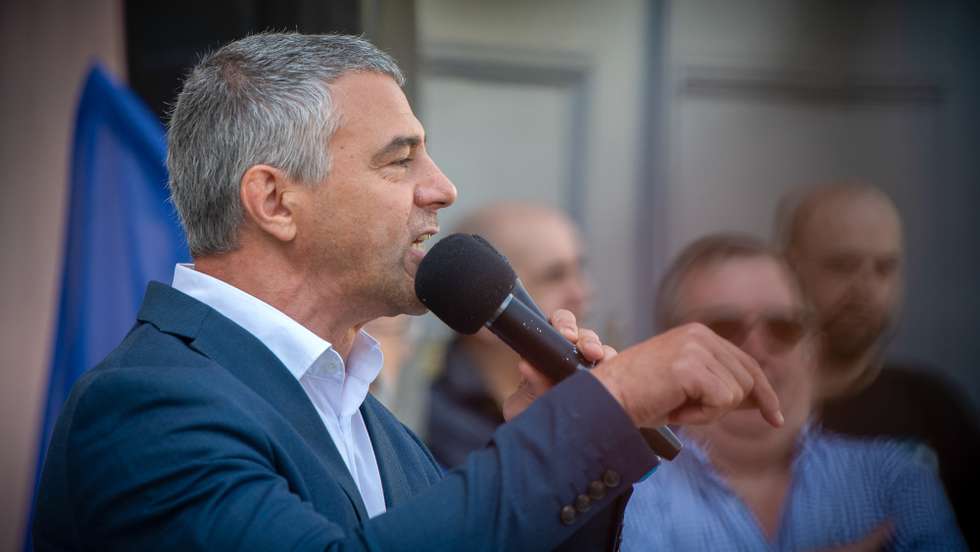 Rui Fonseca e Castro, candidato ás eleiçoes europeias do Partido Ergue-te, discursa durante a manisfestação "Não à criminalidade e ao racismo contra os portugueses "  que decorreu no Campo 24 de Agosto, Porto. 11 de Maio de 2024. RUI MANUEL FARINHA / LUSA