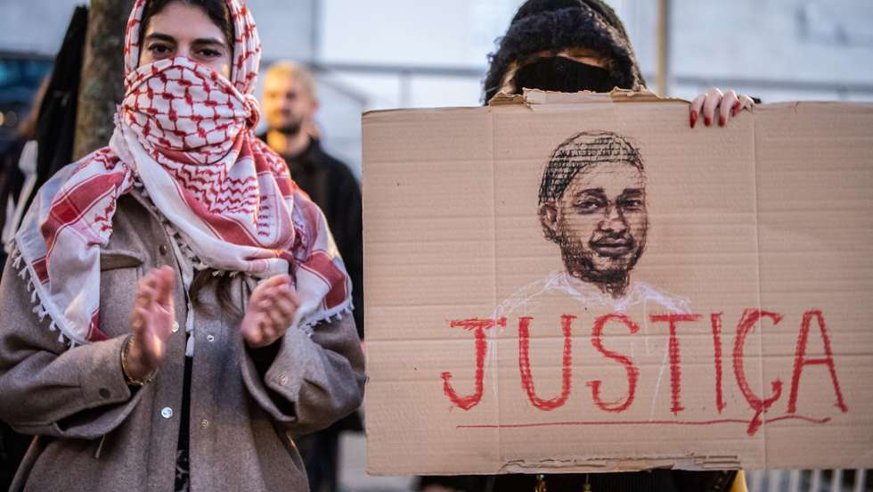 Manifestação organizada por estudantes do Porto em protesto contra a violência e o racismo policial em homenagem a Odair Moniz, que decorreu no Largo 1º Dezembro, em frente ao Comando Distrital da PSP do Porto, 26 de outubro de 2024. RUI MANUEL FARINHA/LUSA