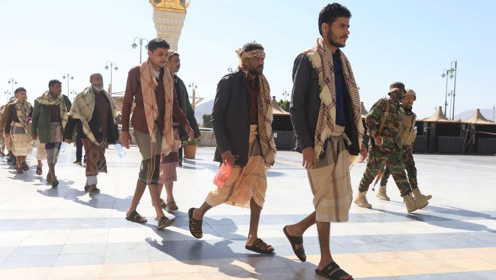 epa11851801 Prisoners loyal to the Yemeni government wait for their release during a unilateral release of war prisoners, in Sana'a, Yemen, 25 January 2025. Yemen's Houthis have released unilaterally 153 war prisoners loyal to the Saudi-backed government of Yemen, according to a statement by the head of the Houthi Prisoner Affairs Committee, Abdul-Qader al-Murtada.  EPA/YAHYA ARHAB