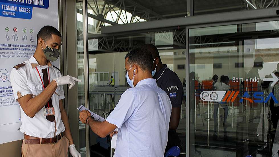 Os voos domésticos foram hoje retomados após três meses e meio de suspensão para travar a progressão da pandemia de covid-19 no arquipélago de Cabo Verde, mas os passageiros que partem da Praia (Santiago) e do Sal, os dois principiais focos da doença, estão obrigados a apresentar um teste negativo feito com uma antecedência mínima de 72 horas antes do embarque, Cidade da Praia, Cabo Verde, 15 de julho de 2020. FERNANDO DE PINA/LUSA