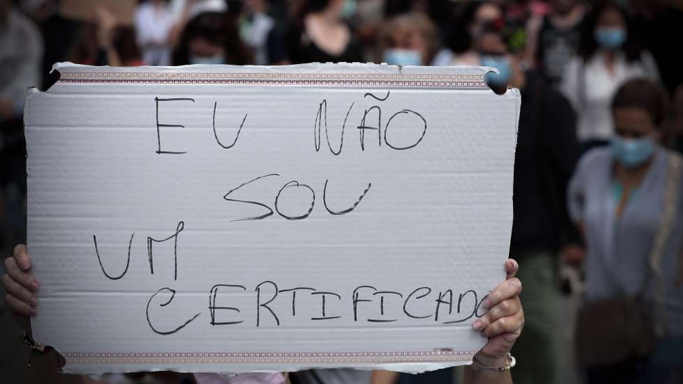 Manifestação contra as restrições autoritárias e o certificado digital motivados pela subida de contágios por covid-19 nos concelhos de risco elevado ou muito elevado, no Porto, 18 de julho de 2021. MANUEL FERNANDO ARAÚJO/LUSA