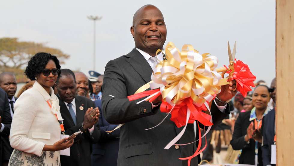 O Presidente de Moçambique, Daniel Chapo, na inauguração da Feira Internacional de Maputo (Facim), a maior exposição de bens e serviços do país, em Maputo, Moçambique, 25 de agosto de 2025. O Presidente de Moçambique prometeu hoje políticas para melhorar o ambiente de negócios no país, com aposta no reforço da previsibilidade jurídica e no combate à corrupção no setor público e privado. LUÍSA NHANTUMBO/LUSA