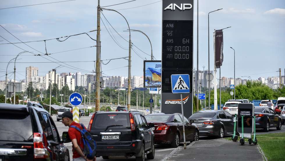 epa09995723 Motorists queuing with their cars at a petrol station in Kyiv (Kiev), Ukraine, 04 June 2022. On 24 February, Russian troops invaded Ukrainian territory starting a conflict that has provoked destruction and a humanitarian crisis. According to the UNHCR, more than 6.8 million refugees have fled Ukraine, and a further 7.7 million people have been displaced internally within Ukraine since.  EPA/OLEG PETRASYUK