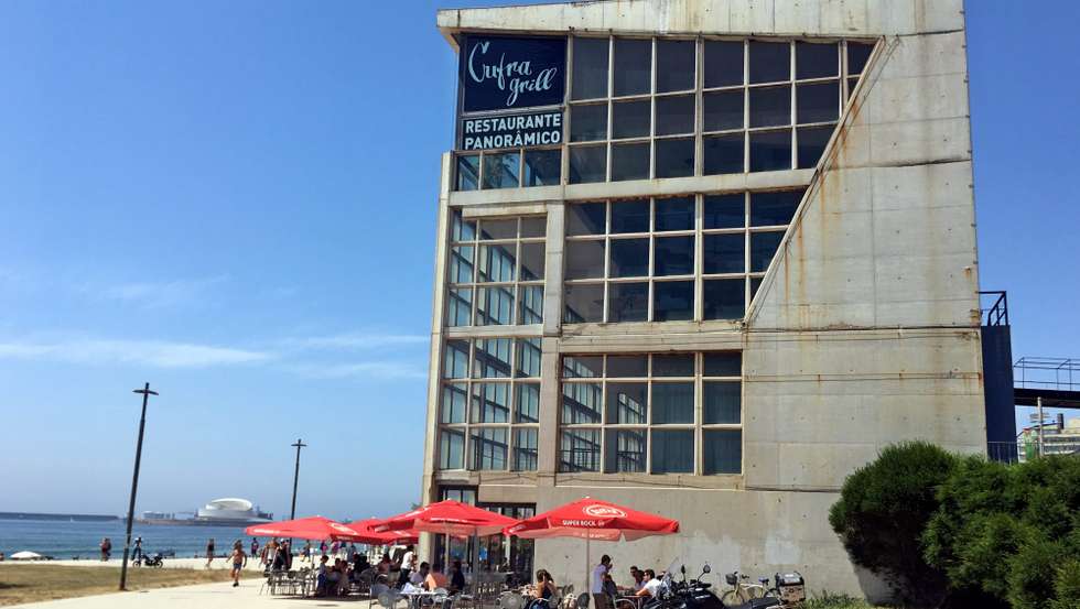 O Edifício Transparente, construído no Porto durante a Capital Europeia da Cultura em 2001, custou 7,5 milhões de euros