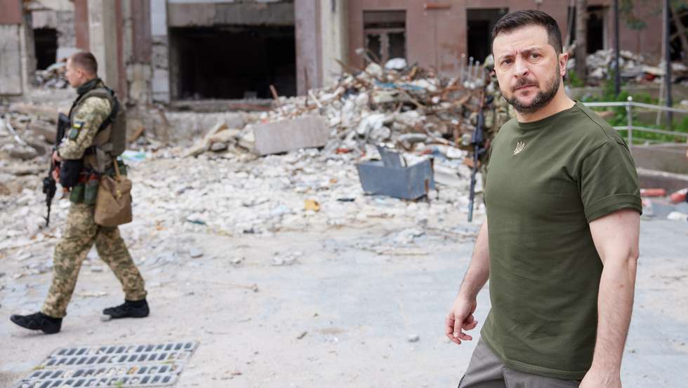 epa10019920 A handout photo made available by the Ukrainian Presidential Press Service shows Ukrainian President Volodymyr Zelensky during a working visit to the Black Sea port city of Mykolaiv, southern Ukraine, 18 June 2022. During his visit to the Mykolaiv region, President Zelenskyy held a meeting concerning the current situation in the region, the presidential office said in a statement. He met with representatives of the regional military command to discuss the situation on the 'war zone on land and in the Black Sea.'  EPA/UKRAINIAN PRESIDENTIAL PRESS SERVICE HANDOUT -- MANDATORY CREDIT: UKRAINIAN PRESIDENTIAL PRESS SERVICE -- HANDOUT EDITORIAL USE ONLY/NO SALES