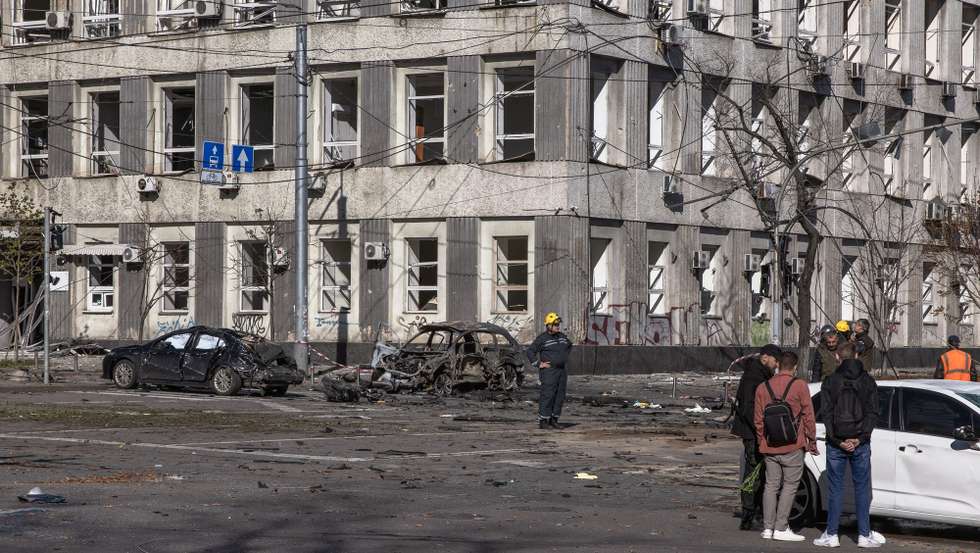 epa10234497 A site hit by a missile strike in downtown Kyiv (Kiev), Ukraine, 10 October 2022. Explosions have been reported in several districts of the Ukrainian capital Kyiv on 10 October. At least 11 people died and dozens injured as a result of rocket attacks targeting cities across Ukraine, the State Emergency Service (SES) of Ukraine said. Russian troops entered Ukraine on 24 February 2022 starting a conflict that has provoked destruction and a humanitarian crisis.  EPA/ROMAN PILIPEY