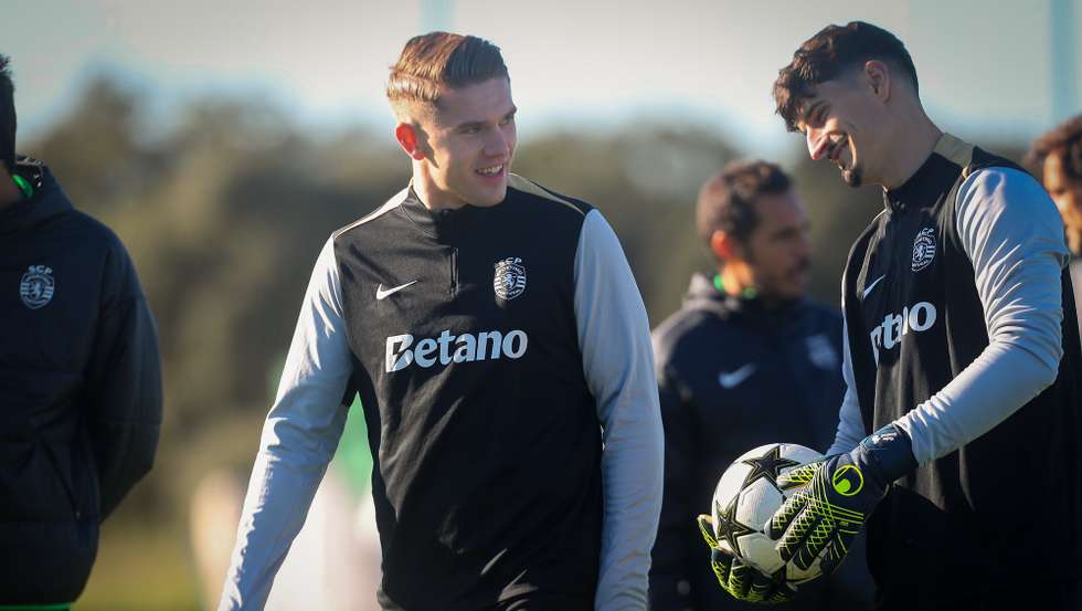 epa11766279 Sporting forward Viktor Gyokeres (L) speaks with goalkeeper Vladan Kovacevic during a training session of the team in Alcochete, Portugal, 09 December 2024. Sporting will play Club Brugge in the UEFA Champions League on 10 December in Brugge.  EPA/RUI MINDERICO