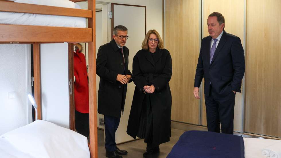 A ministra do Trabalho, Solidariedade e Segurança Social, Maria do Rosário Palma Ramalho (C), acompanhada pelo presidente da Câmara Municipal de Lisboa, Carlos Moedas (E), e pelo provedor da Santa Casa da Misericórdia de Lisboa, Paulo Sousa (D), visita as instalações na inaugura Centro de Alojamento Temporário da Saudade, em Lisboa, 05 de março de 2025.  TIAGO PETINGA/LUSA