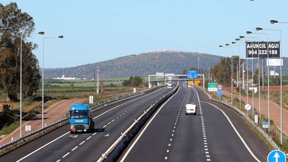 Auto estrada A6, na fronteira com Portugal (Caia - Elvas) circulam maioritariamente veículos de mercadorias, depois de ter sido decretado a partir de hoje o estado de alerta em Portugal e de emergência, e de o primeiro-ministro, António Costa, ter anunciado no domingo que Portugal e Espanha vão limitar a circulação na fronteira a mercadorias e trabalhadores transfronteiriço devido à pandemia do COVID - 19, em Badajoz, Espanha, 16 de março de 2020. NUNO VEIGA/LUSA