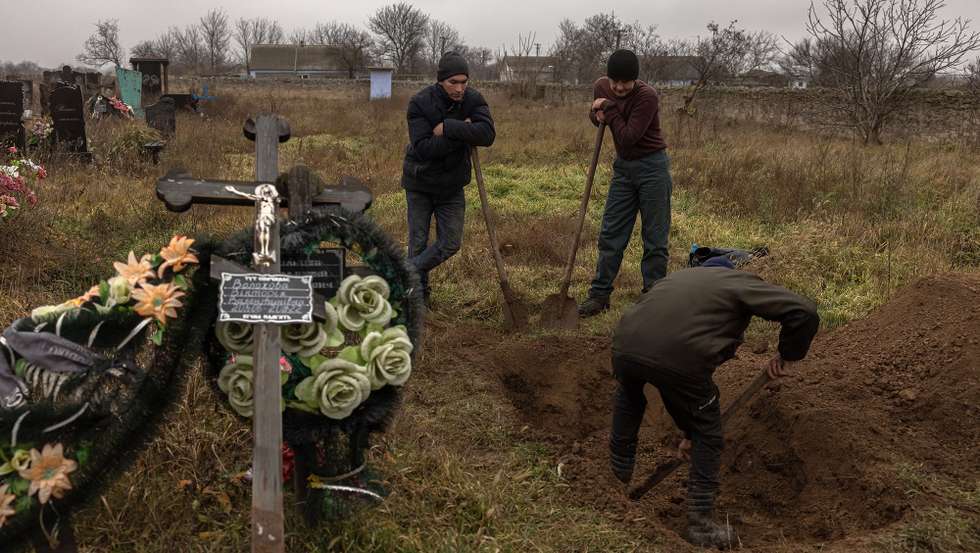 epa10336933 Local residents help the police, forensic experts, and war crime prosecutors to exhume the remains of a 15-year-old girl allegedly killed at the time of the Russian occupation, at a cemetery in the village of Pravdyne, outside Kherson, southern Ukraine, 29 November 2022. The girl was allegedly killed in April 2022 during the Russian occupation of the village in the Kherson region. Russian troops on 24 February entered Ukrainian territory, starting a conflict that has provoked destruction and a humanitarian crisis.  EPA/ROMAN PILIPEY