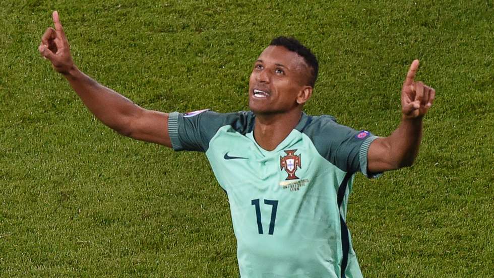 Nani ficou com a camisola do adepto, disse que a vestiu por si na vitória contra o País de Gales nas meias-finais do Euro2016, em que marcou um golo