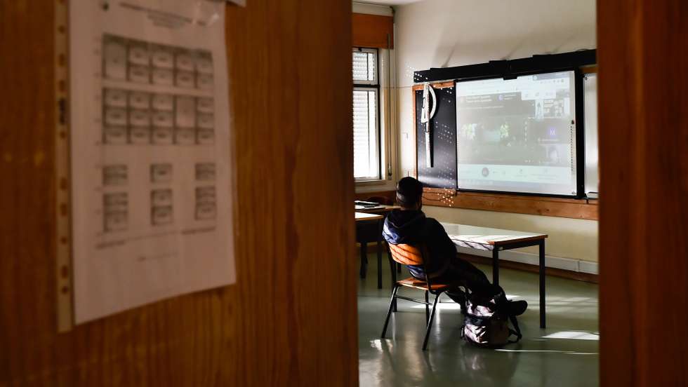 Leandro Gomes, 13 anos, é aluno do 8.º ano e recomeçou esta segunda-feira as aulas através do ensino á distância, em Santa Cruz da Trapa, S. Pedro do Sul, 08 de fevereiro de 2021. Ao contrário da maioria dos seus colegas, Leandro teve de se deslocar na mesma á escola, porque na aldeia onde mora, Coelheira, não existe internet. NUNO ANDRÉ FERREIRA/LUSA