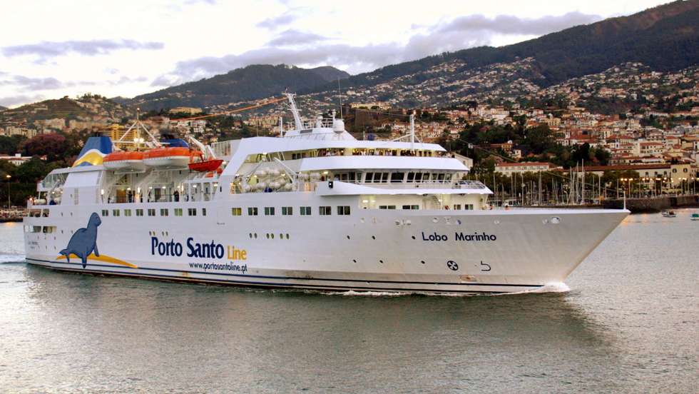 20031004:FUNCHAL:Navio Lobo Marinho, da Porto Santo Line, e o maior e principal meio de transporte maritimo entre as ilhas da Madeira e Porto Santo. FOTO HOMEM DE GOUVEIA / LUSA