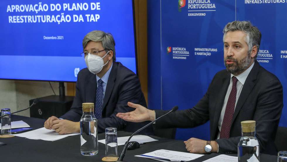 O ministro das Infraestruturas e da Habitação, Pedro Nuno Santos (D), acompanhado pelo secretário de Estado do Tesouro, Miguel Cruz (E), durante uma conferência de imprensa, no Ministério das Infraestruturas e da Habitação, em Lisboa, 21 de dezembro de 2021. A Comissão Europeia informou hoje que aprovou o plano de reestruturação da TAP e a ajuda estatal de 2.550 milhões de euros, impondo que a companhia aérea disponibilize até 18 ‘slots’ por dia no aeroporto de Lisboa. MIGUEL A. LOPES/LUSA