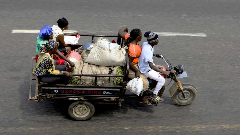As restrições à circulação de motas nas principais vias de Luanda vão reduzir os rendimentos dos mototaxistas, que recorrem a esta atividade para sobreviver, mas também reduzir a sinistralidade rodoviária, admitem os utilizadores de triciclos e motociclos, Luanda, 6 de setembro de 2023. O popular serviço de mototáxi está presente nos nove municípios da capital angolana, onde milhares de mototaxistas transportam, desde as primeiras horas de cada dia, outros tantos passageiros, dentro ou fora das localidades, e não passam despercebidos nas vias principais ou secundárias. (ACOMPANHA TEXTO DE 07-09-2023)  AMPE ROGÉRIO/LUSA