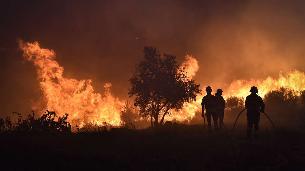 Bombeiros combatem um incêndio na freguesia de Vila Cortês do Mondego, Guarda, 13 de agosto de 2022. De acordo com a página da Autoridade Nacional de Emergência e Proteção Civil, o incêndio está a ser combativo por 1262 operacionais, apoiados por 375 viaturas. NUNO ANDRÉ FERREIRA/LUSA