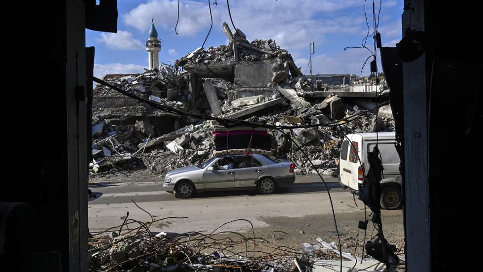 epaselect epa11745398 Displaced residents return to Nabatieh following a ceasefire deal between Israel and Hezbollah, in southern Lebanon, 28 November 2024. The 60-day ceasefire came into force on 27 November.  EPA/WAEL HAMZEH