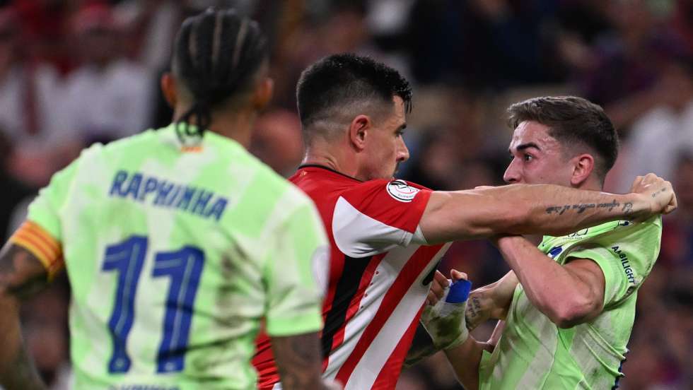 epa11813653 Athletic Club's Yuri Berchiche (C) argues with Barcelona's Gavi (R) during the Spanish Super Cup semi final match between Athletic Club and FC Barcelona, in Jeddah, Saudi Arabia, 08 January 2025.  EPA/STRINGER