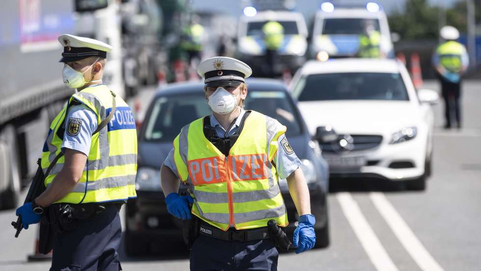epa08430248 German federal police at the control station Saalbruecke between German Freilassing and Austrian Salzburg near Bad Reichenhall, Bavaria, Germany, 18 May 2020. Due to the ongoing pandemic of COVID-19 the border between Germany and Austria was closed. Last week, there was a cautious relaxation to allow visits to relatives. An opening of the borders is planned for 15 June.  EPA/LUKAS BARTH-TUTTAS / POOL