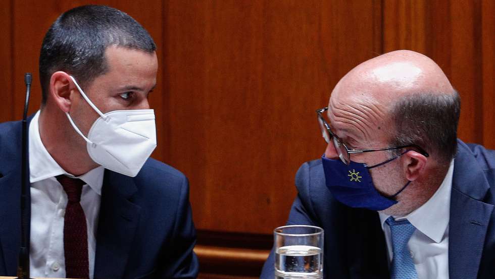 O ministro do Ambiente, João Matos Fernandes (D), conversa com o secretário de Estado Adjunto e da Energia, João Galamba (E), durante o debate sobre Política Setorial, que decorreu na Assembleia da República, em Lisboa, 16 de junho de 2021. ANTÓNIO COTRIM/LUSA