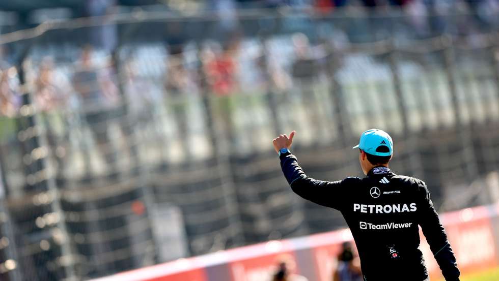 epa13069047 Mercedes driver George Russell of Britain gives the thumb up to fans after winning the Qualifying for the Formula One Austrian Grand Prix, at the Red Bull Ring race track in Spielberg, Austria, 27 June 2026. The 2026 Formula 1 Austrian Grand Prix will be held on 28 June.  EPA/ANNA SZILAGYI