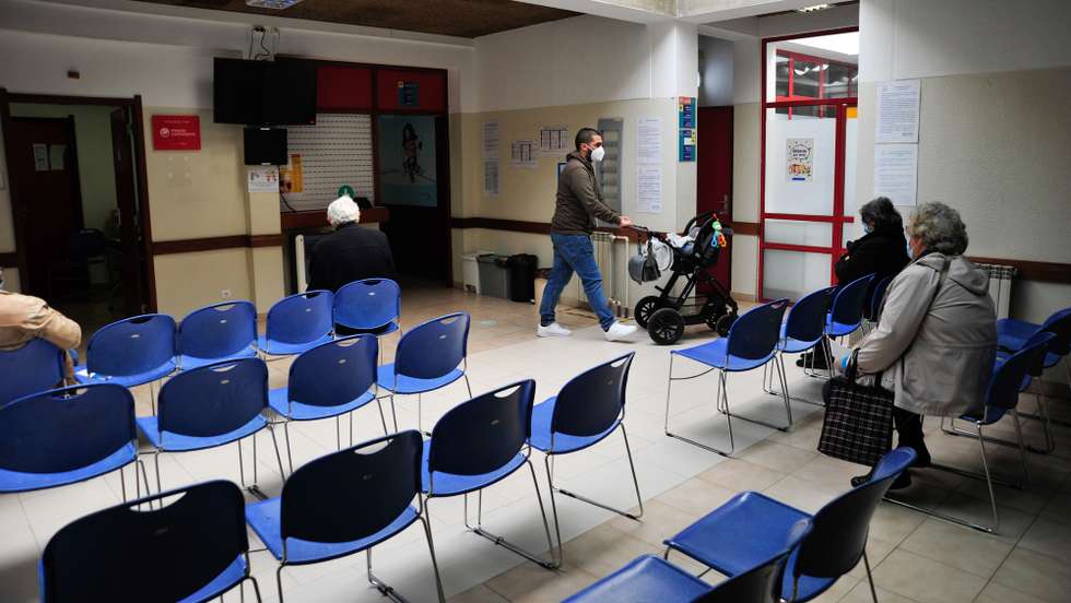 Utentes aguardam por uma consulta na Unidade de Saúde Familiar Rainha D. Leonor, nas Caldas da Rainha, 24 de fevereiro de 2021. O dia a dia na Unidade de Saúde Familiar, um ano após o início da pandemia da covid-19, que obrigou a novas formas de atender doentes por parte dos médicos de medicina geral e familiar. (ACOMPANHA TEXTO DA LUSA DO DIA 28 DE FEVEREIRO DE 2021). CARLOS BARROSO/LUSA