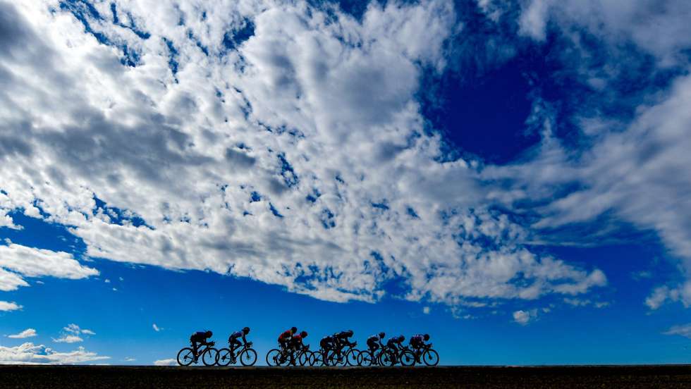 epa08699486 Riders in action during the women's Elite Road Race over 143km at the UCI 2020 Road Cycling World Championships in Imola, Italy, 26 September 2020.  EPA/DARIO BELINGHERI