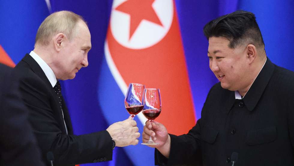 epaselect epa11424004 Russian President Vladimir Putin (L) and North Korean leader Kim Jong Un make a toast during a state reception on behalf of DPRK leader Kim Jong-un in honor of Vladimir Putin at the Reception House 'Monnangwan' in Pyongyang, North Korea,19 June 2024. Russian President Vladimir Putin is on his two days official visit to North Korea.  EPA/VLADIMIR SMIRNOV / SPUTNIK / KREMLIN POOL MANDATORY CREDIT