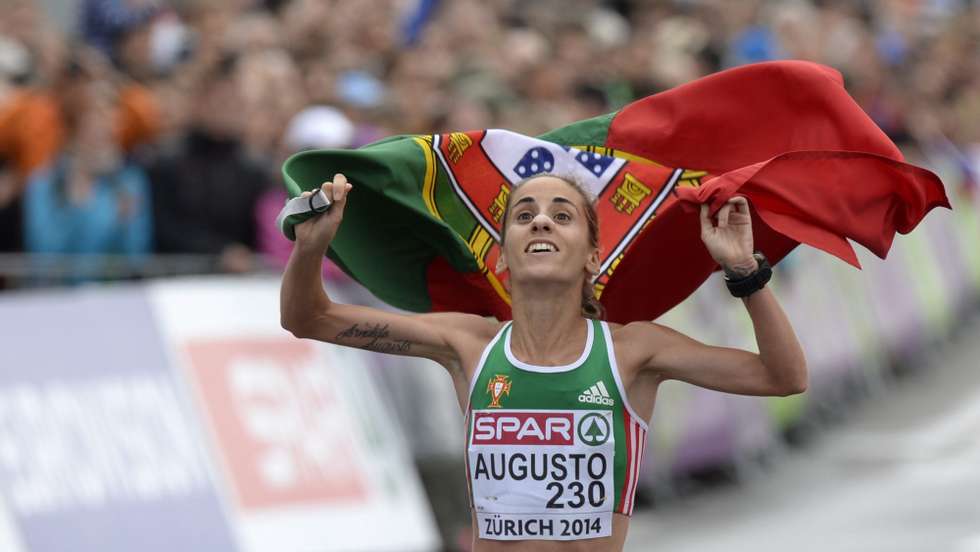 epa04356177 Jessica Augusto from Portugal celebrates as she is crossing the finish line to place third in the women&#039;s Marathon in the city centre of Zurich at the European Athletics Championships in Zurich, Switzerland, Saturday, August 16, 2014.  EPA/WALTER BIERI